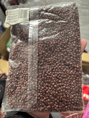 Missanga leitosa castanho 4mm 500g