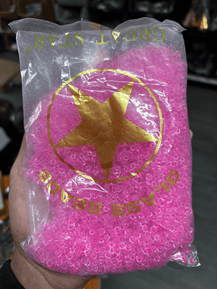 Missanga com miolo rosa pink neon 4mm 500g