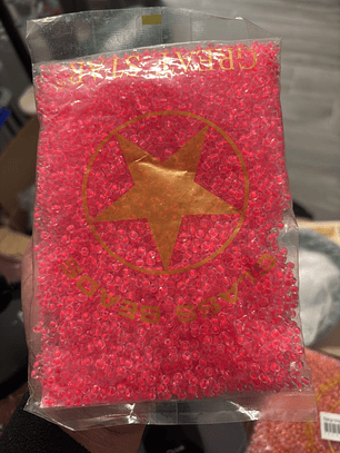 Missanga transparente com miolo rosa neon 4mm 500g