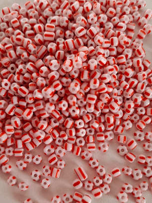 Missanga rajada branco com vermelho 4mm 500g