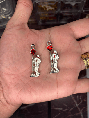 Pingente Ferramenta Orixa Zé Pilintra No Poste c/ Chaton