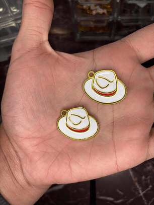 Pingente de Chapéu do Seu Zé Resinado Dourado Grande