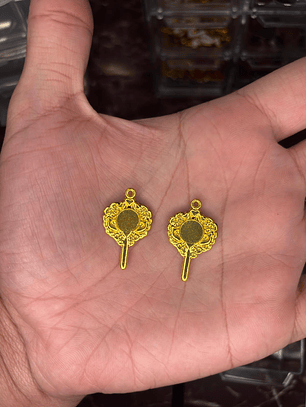 Pingente Abebe detalhado dourado