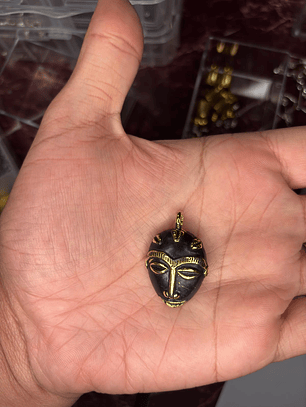 Pingente de Máscara Africana dourado com preto