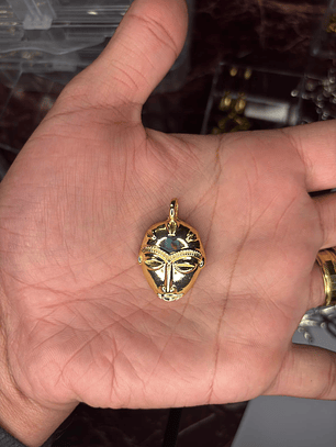 Pingente de Máscara Africana dourado 