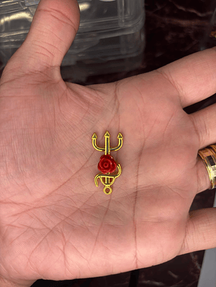 Pingente de Tridente com Rosa em Resina