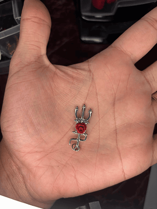 Tridente com Flor vermelha de Resina prata