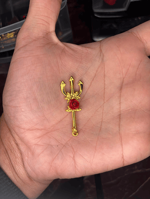 Tridente dourado com flor vermelho 