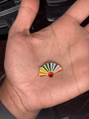 Pingente de Leque com strass L