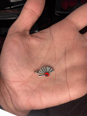 Pingente de Leque com strass S - prata