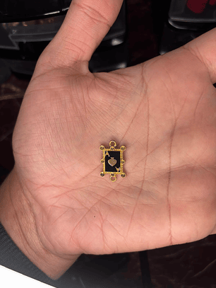 Pingente A de espadas S - dourado c/ preto