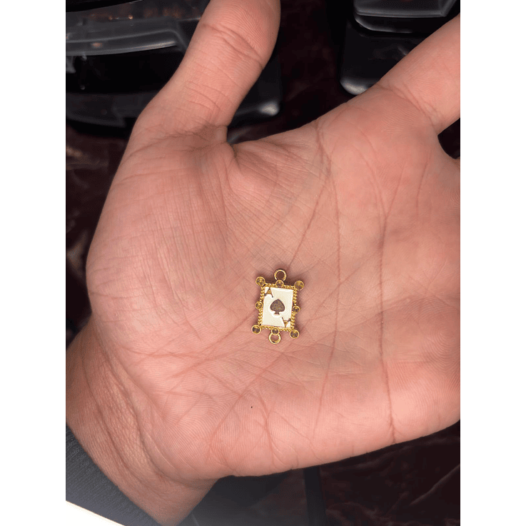 Pingente A de espadas S - dourado c/ branco 1