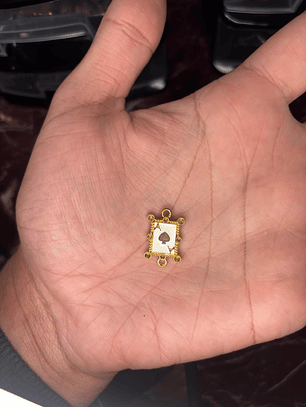 Pingente A de espadas S - dourado c/ branco