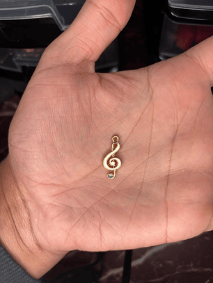 Pingente nota Musical S - dourado c/ branco