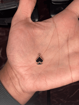 Pingente A de espadas S - dourado c/ preto