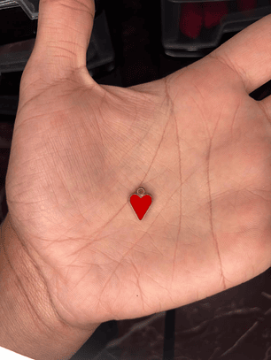 Pingente Copas S - dourado c/ vermelho