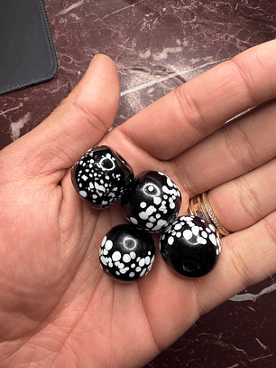 Bola de murano preto com branco L