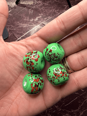 Bola de murano verde com vermelho L