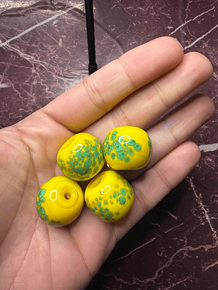 Bola de murano amarelo com verde L