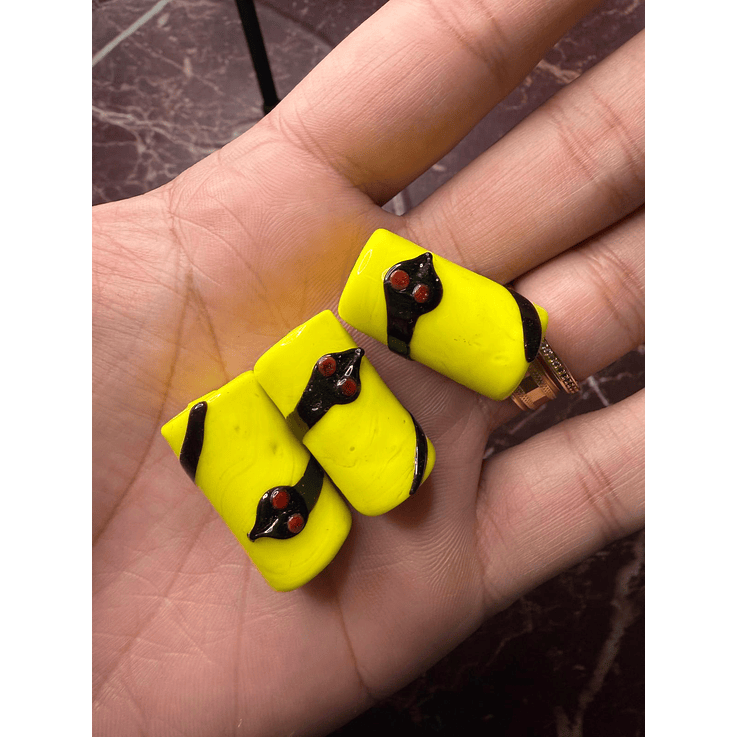 Firma de murano amarelo com cobra preto e vermelho L  1