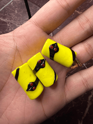 Firma de murano amarelo com cobra preto e vermelho L 