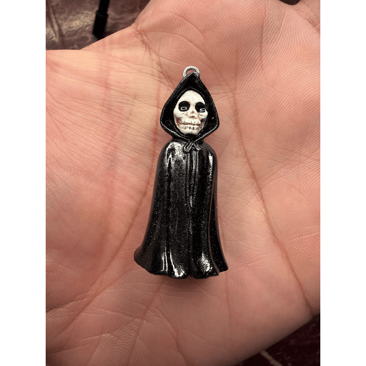 Pingente resina caveira com capa preta  1