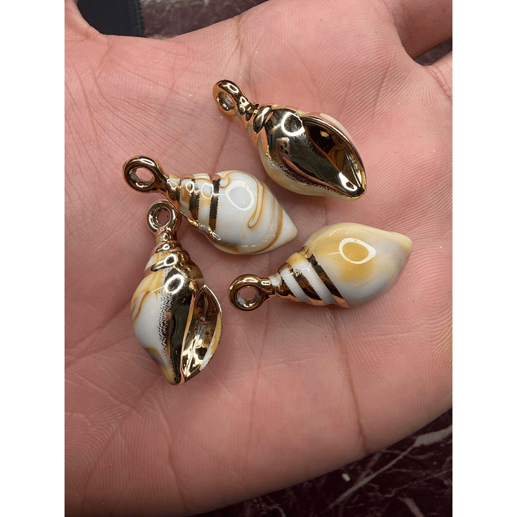 Pingente concha dourada rajada  1