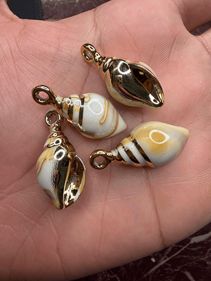 Pingente concha dourada rajada 