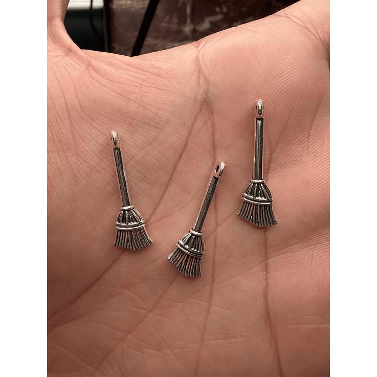 Pingente vassoura cor prata 1