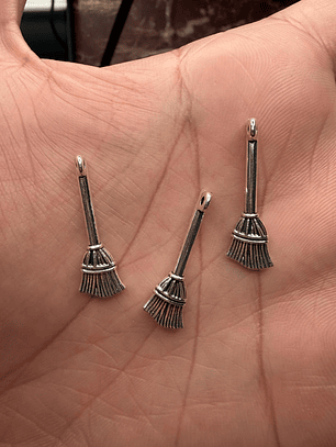 Pingente vassoura cor prata