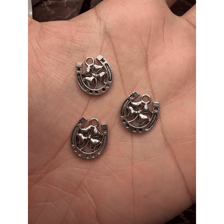 Pingente ferradura cor prata 1