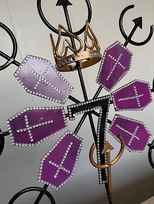 Ferro Pombagira coroa com corações 60cm