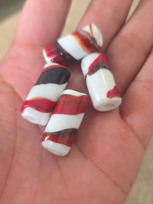 Firma branco, vermelho e preto M