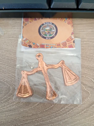 Pingente Balança justiça dourado/prata