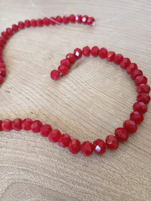 Fio de contas cristal vermelho cereja leitoso 6mm - 65 contas