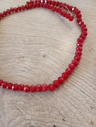 Fio de contas cristal vermelho escuro leitoso 4mm - 86 contas
