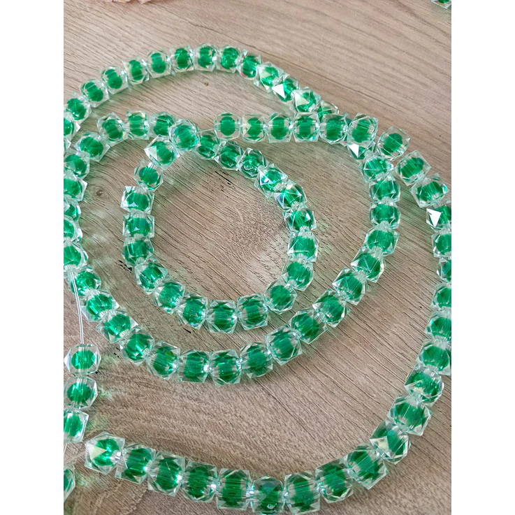 Fio acrílico quadrado facetado cristal miolo verde 8mm 1