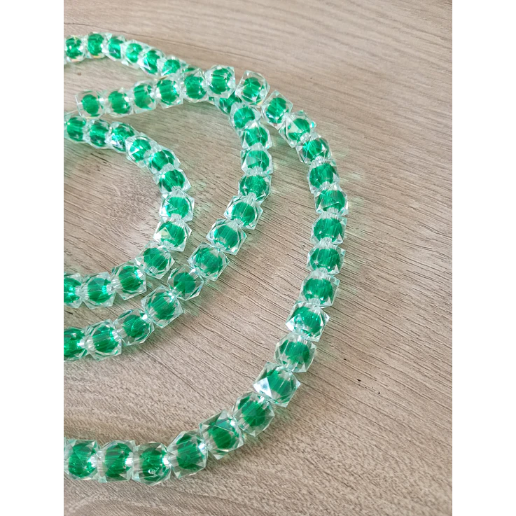 Fio acrílico quadrado facetado cristal miolo verde 8mm 2