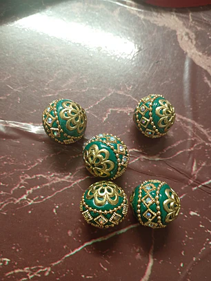 Firma bola verde trabalhada com strass