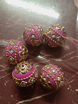 Firma bola rosa trabalhada com strass