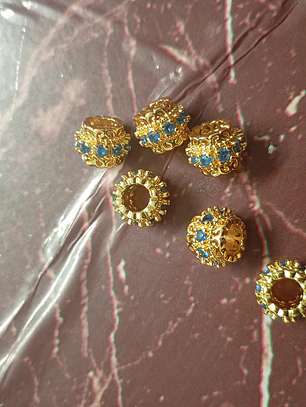 Entremeio dourado com strass azul 