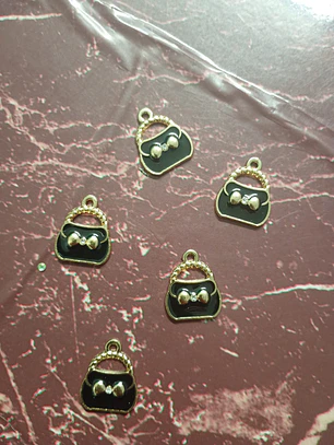 Pingente resinado bolsa dourado com preto