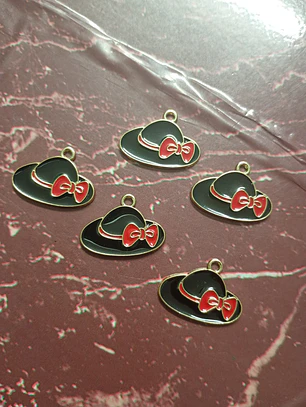 Pingente resinado chapéu dourado com preto