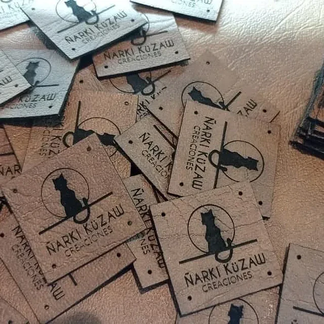 Etiquetas cuadradas de 3x3 cms para ropa personalizadas con logotipo o texto 2
