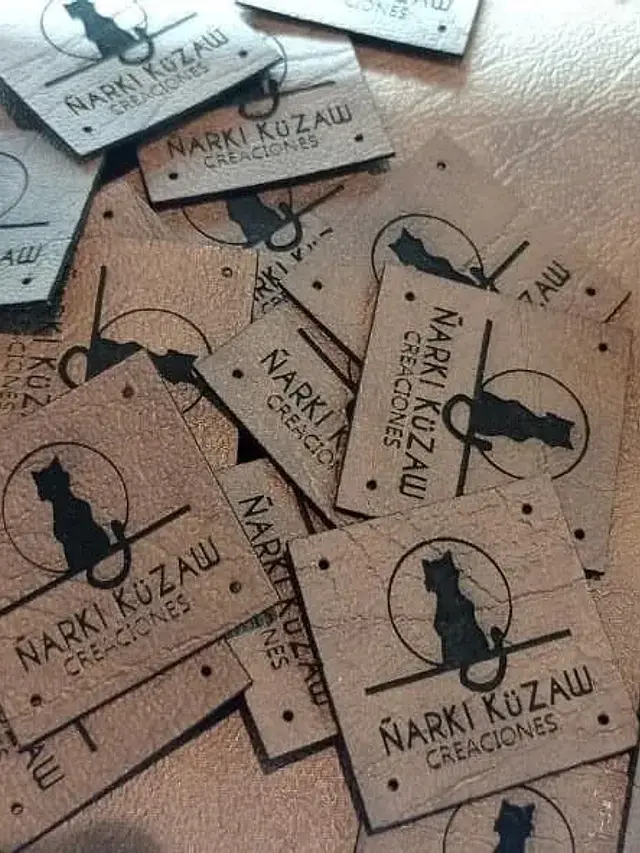 Etiquetas cuadradas de 3x3 cms para ropa personalizadas con logotipo o texto 2