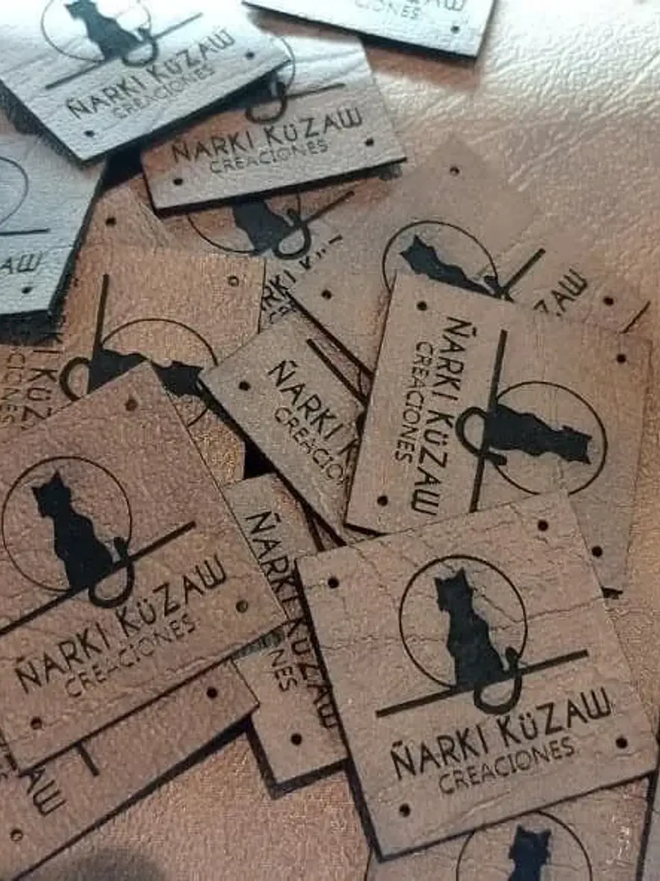 Etiquetas cuadradas de 3x3 cms para ropa personalizadas con logotipo o texto 2