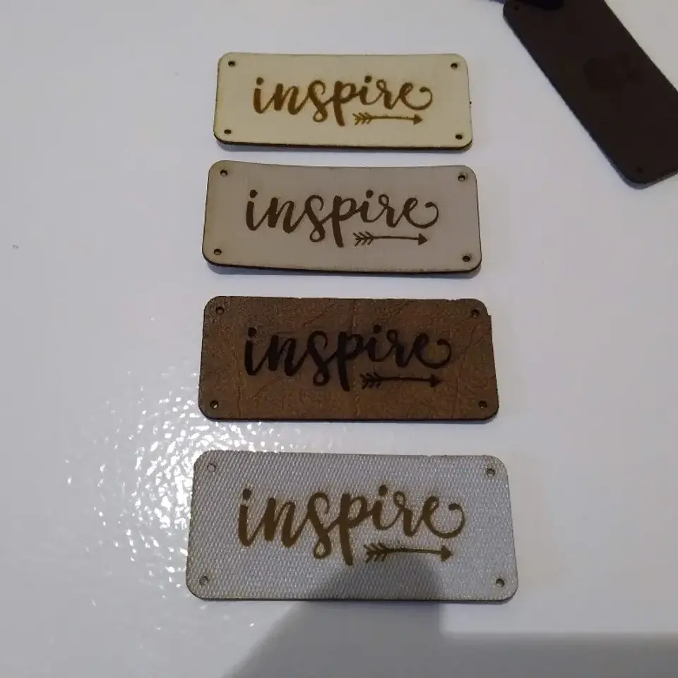 Etiquetas cuadradas de 3x3 cms para ropa personalizadas con logotipo o texto 3