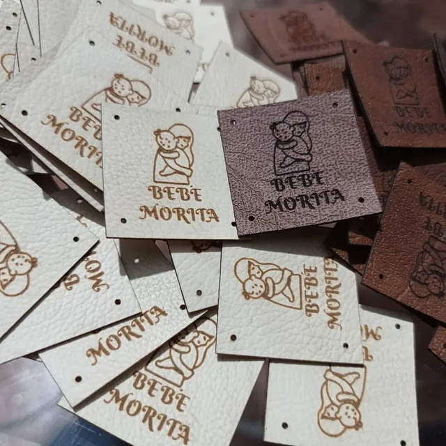 Etiquetas cuadradas de 3x3 cms para ropa personalizadas con logotipo o texto 1
