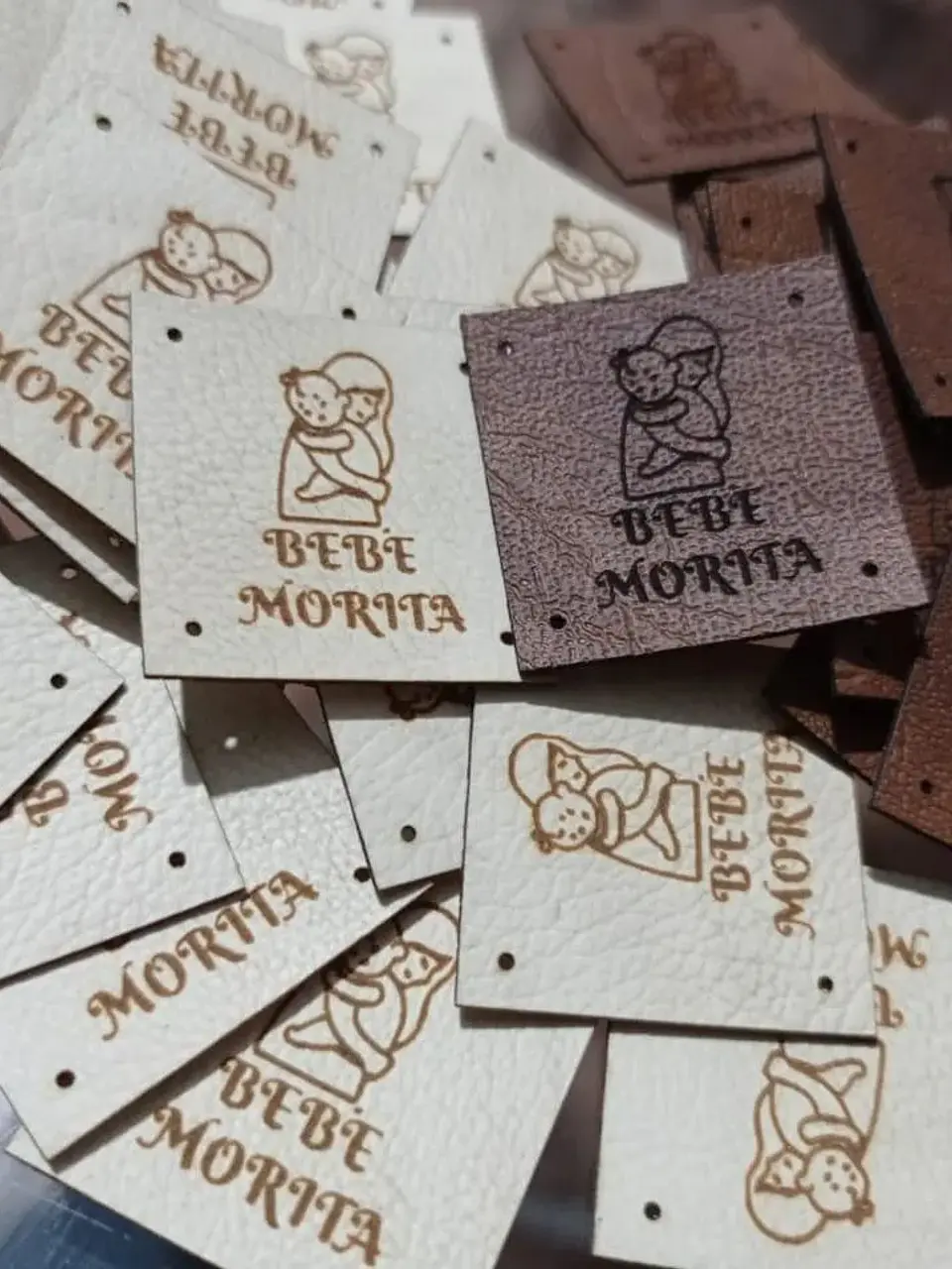 Etiquetas cuadradas de 3x3 cms para ropa personalizadas con logotipo o texto 1