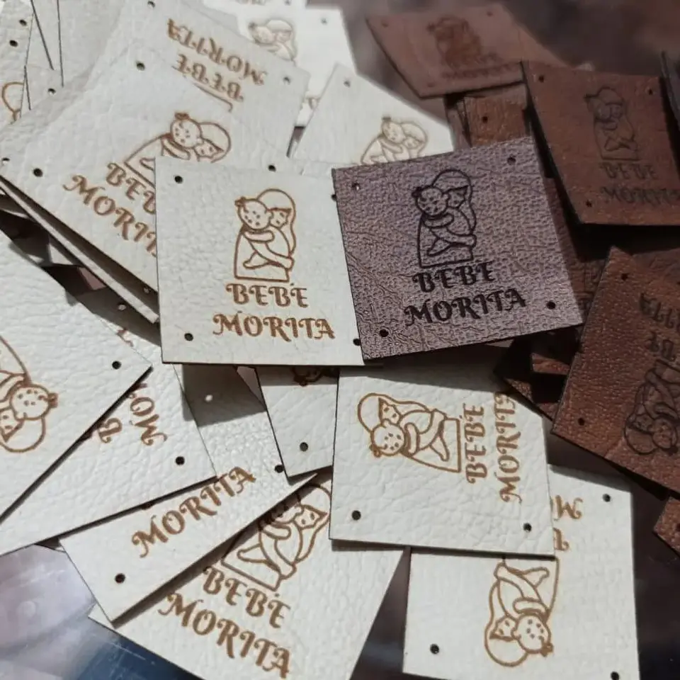 Etiquetas cuadradas de 3x3 cms para ropa personalizadas con logotipo o texto 1